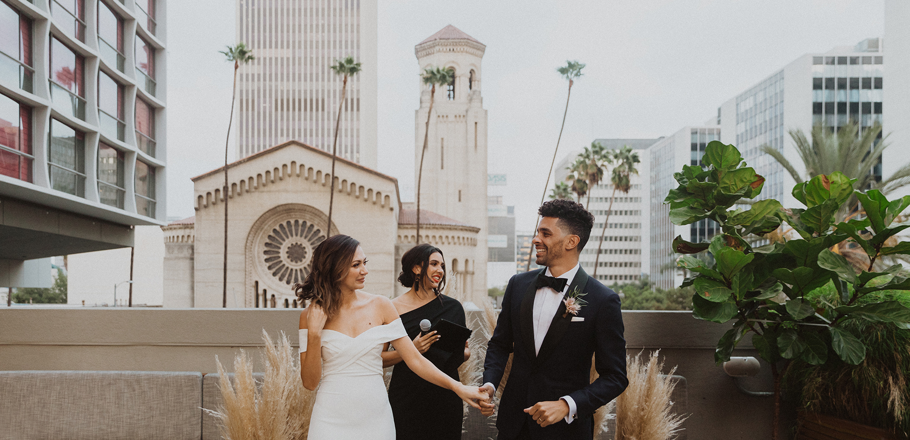 도시를 바라보며 손을 잡고 있는 아내와 남편