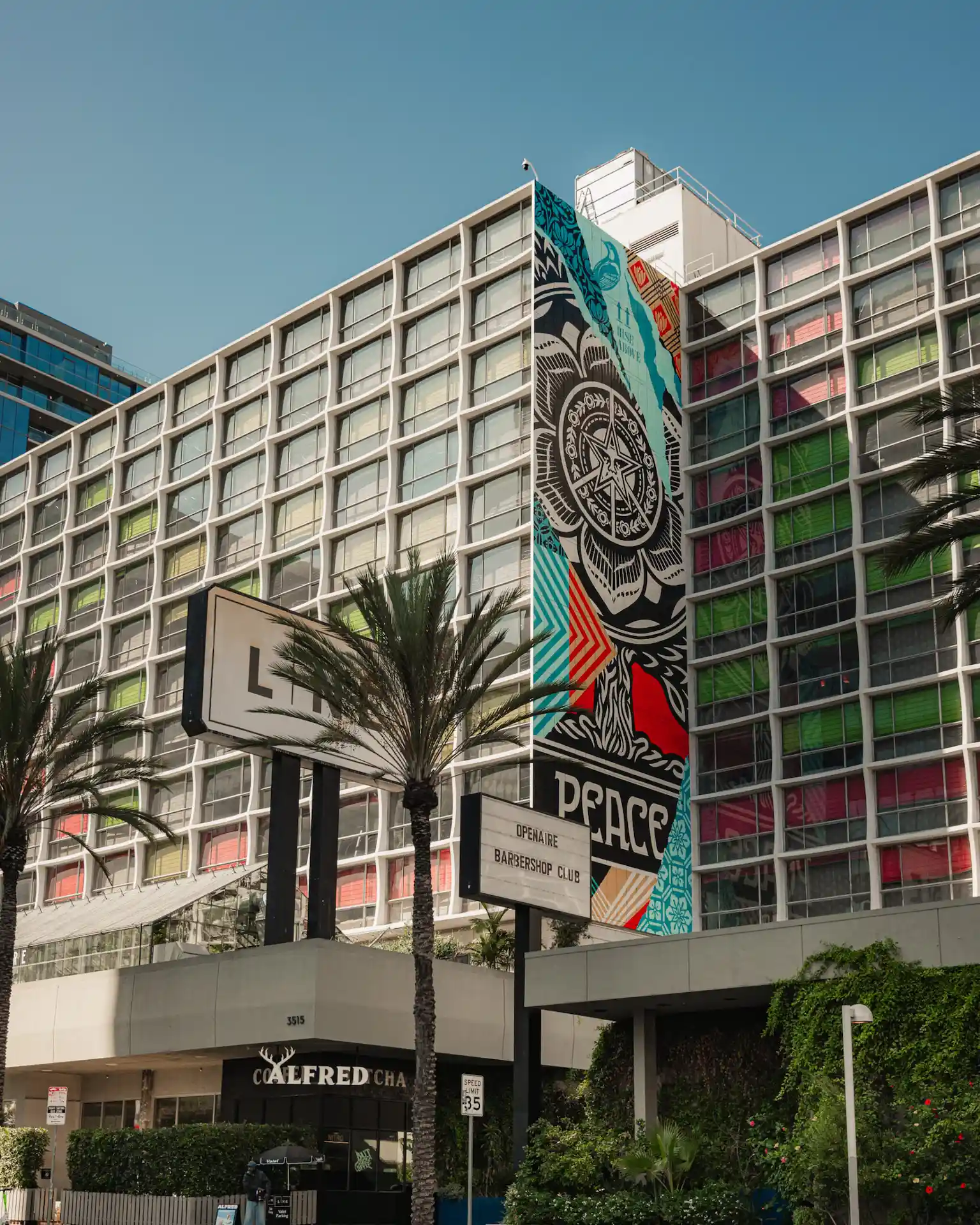 측면에 벽화가 그려진 LINE LA 건물 외관