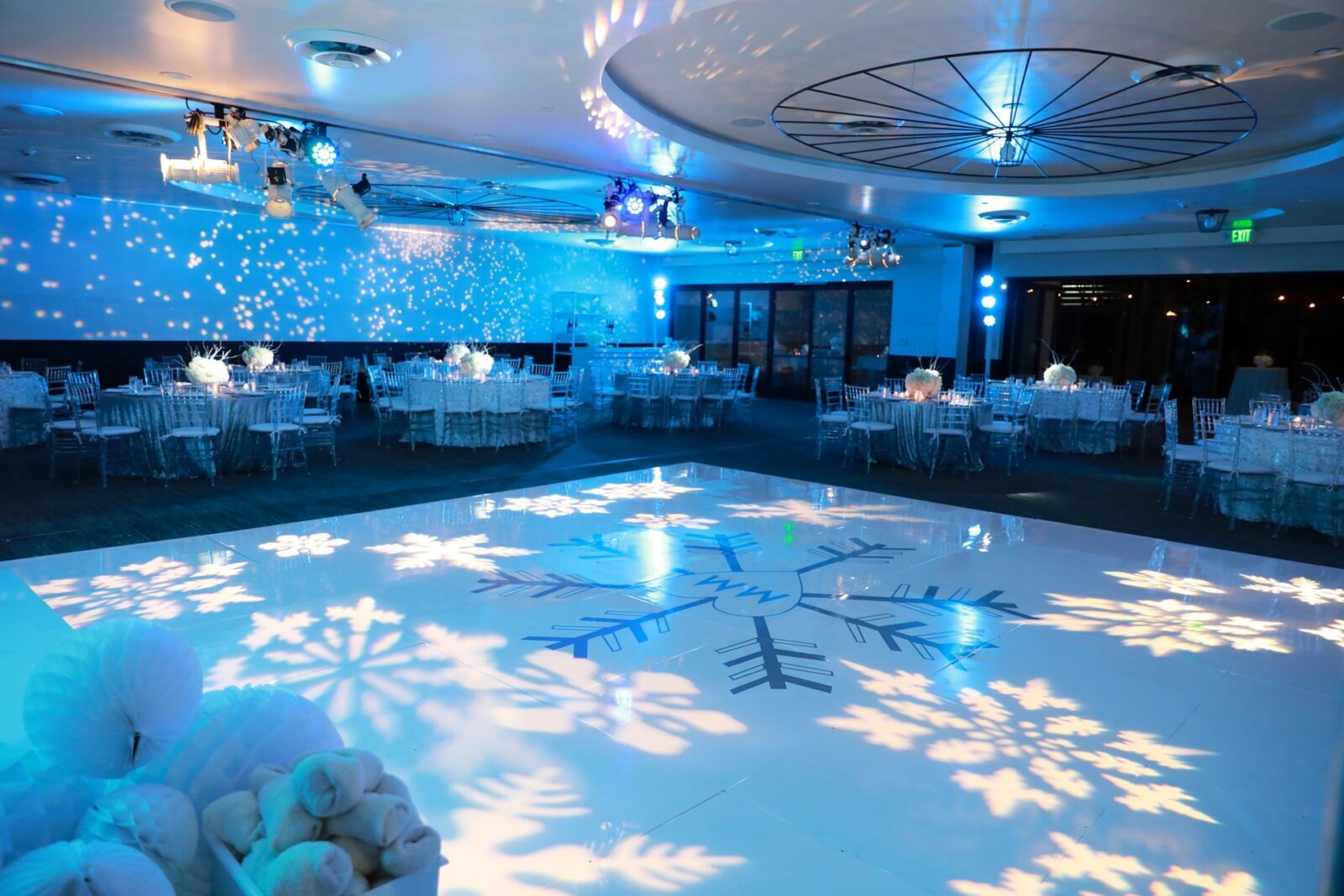 Ballroom with blue light having table and chairs