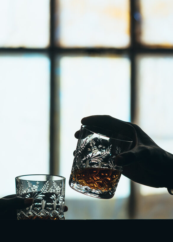 Two man holding the glass of drinks