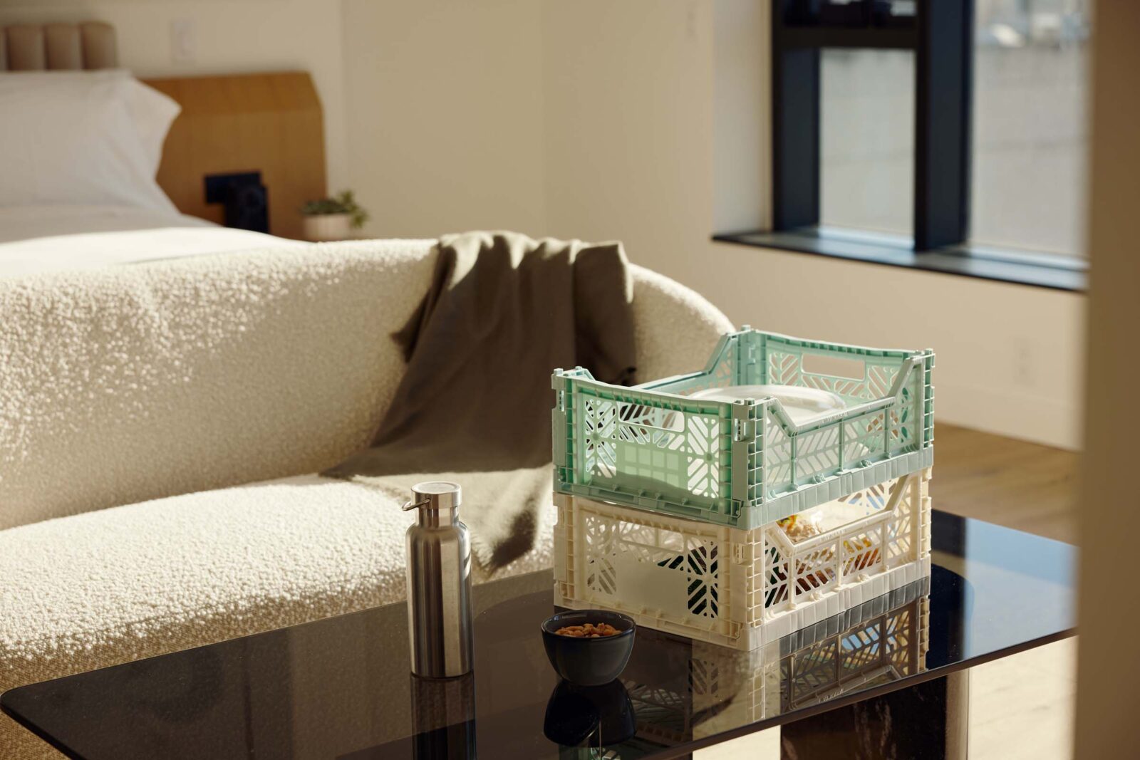 Hay crates with dishes placed on the coffee table in the hotel room.